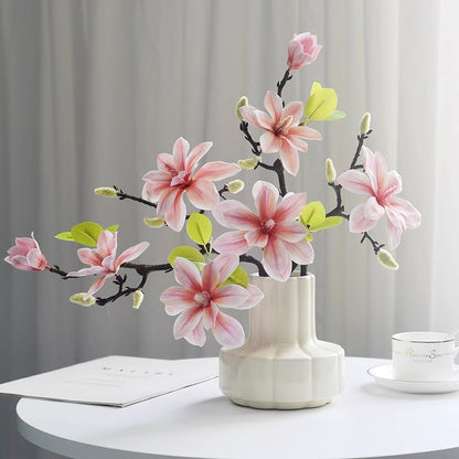 Lebensechte Magnolienblütenanordnung