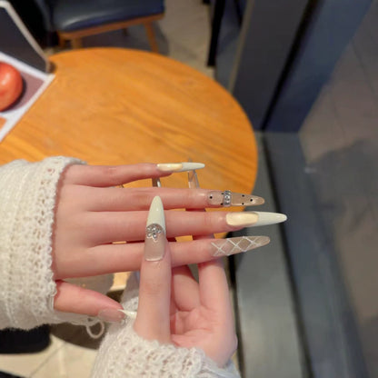 Elegante Stiletto-Nagelverlängerungen mit dekorativen Designs