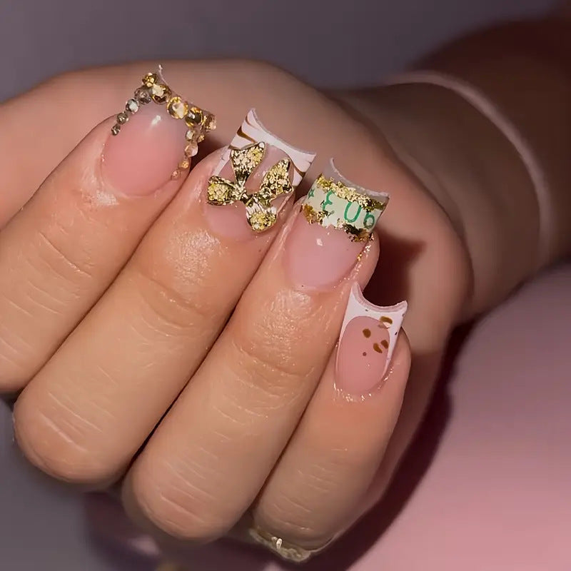 Dekorative gold-akzentierte Press-On Nagelkunst Brehn