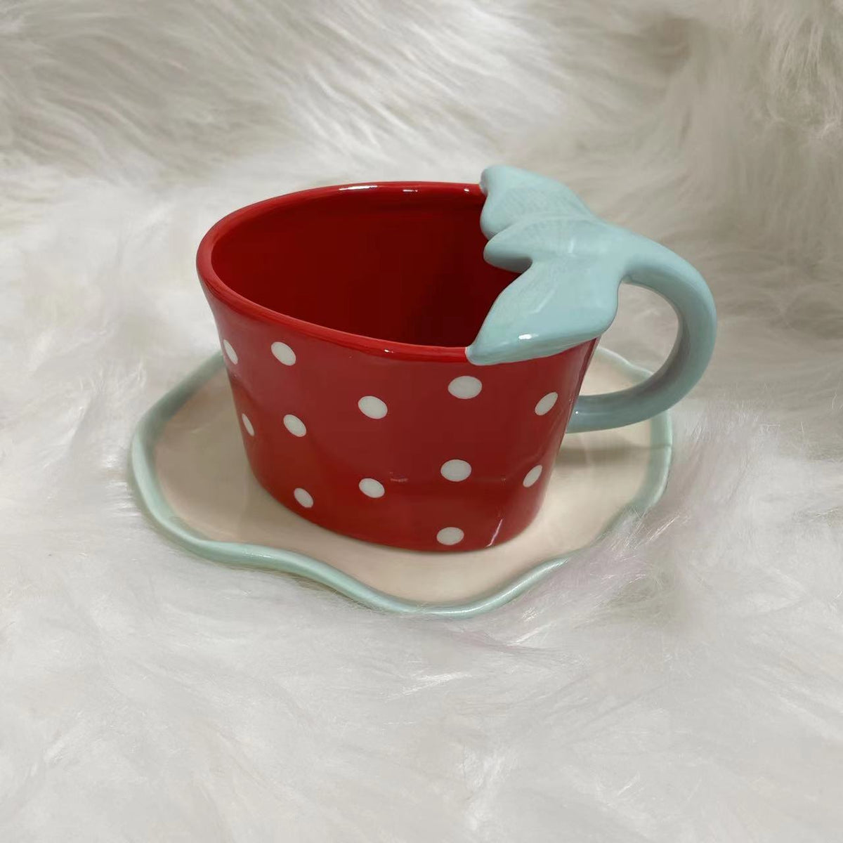 Verspielte Keramiktasse mit geformtem Blätterhenkel, Untertasse und Tulpenlöffel