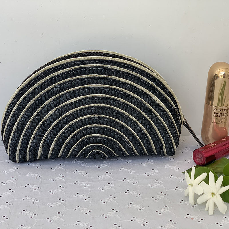 Kosmetiktasche Im Eleganten Halbmonddesign Brehn