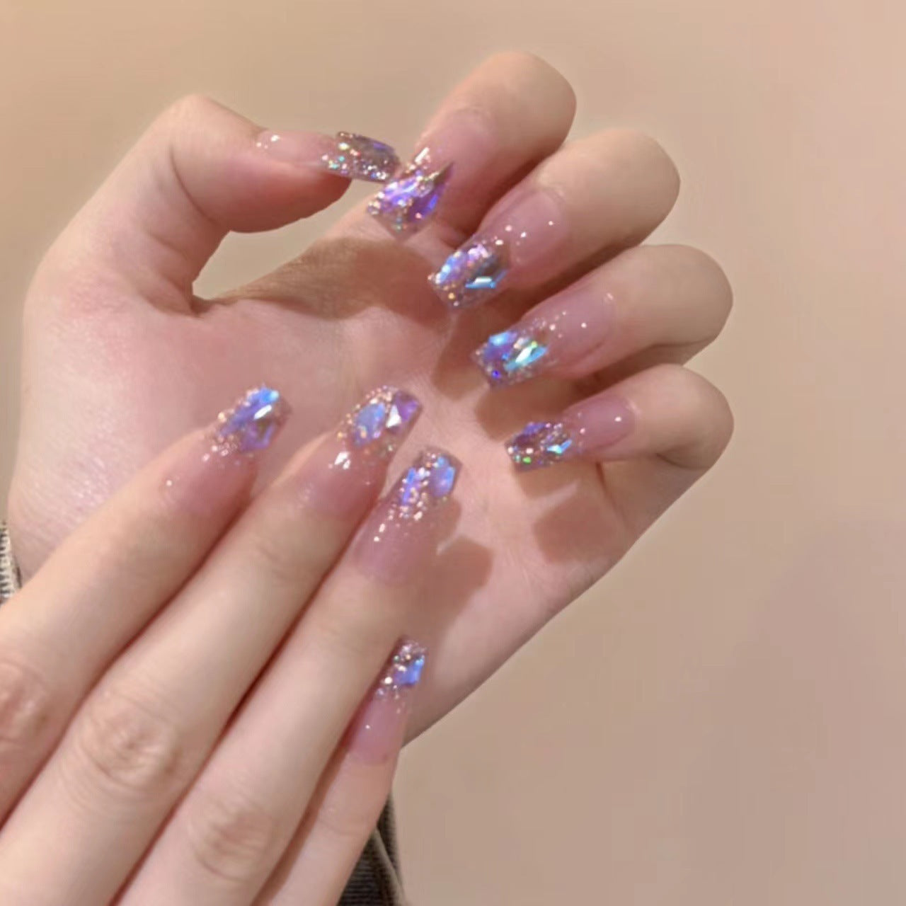Kunstnagelset mit glamourösen Glitzerakzenten und eleganten Elemente Brehn