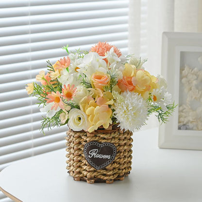 Künstliches Blumengesteck in geflochtener Korb