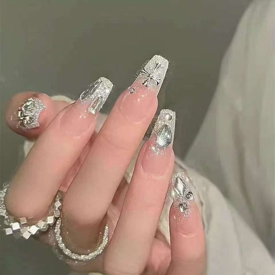 Stilvolle Stiletto Press-On Nägel mit Leopardenmuster und Strassakzenten Brehn