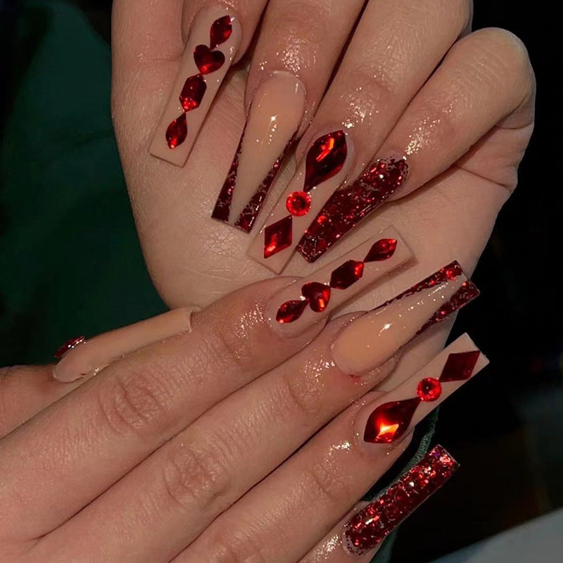 Kunstvoll designte Nagelverlängerungen mit funkelnden Akzenten Brehn