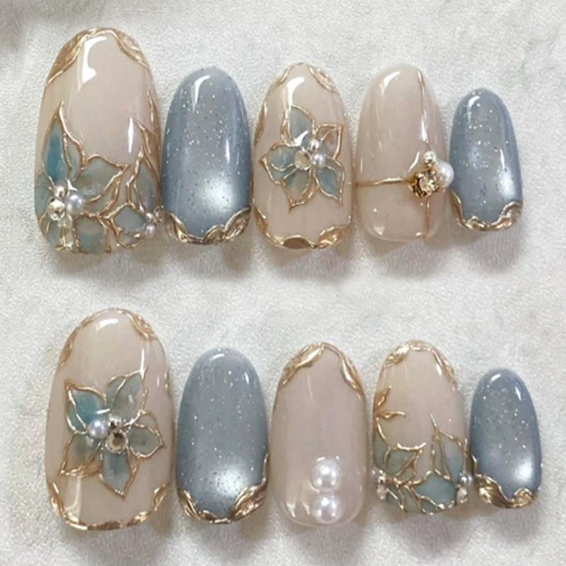 Kunstnagelset mit eleganten Blütenverzierungen und Glanz Brehn