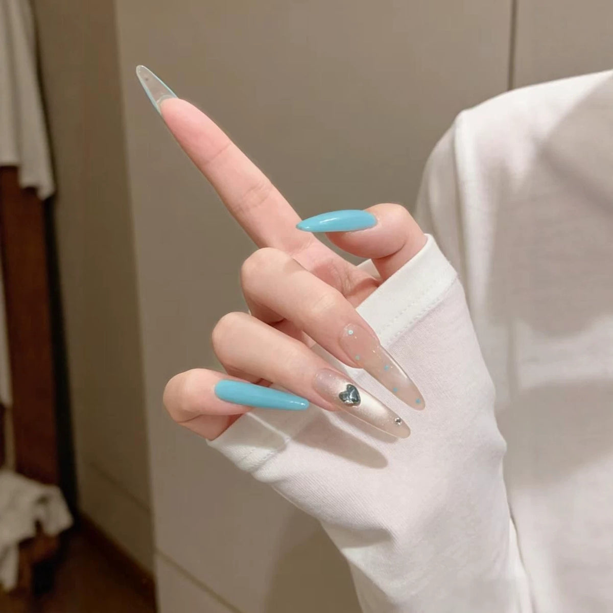 Stiletto-Nagelkunstverlängerungen mit Herzakzenten