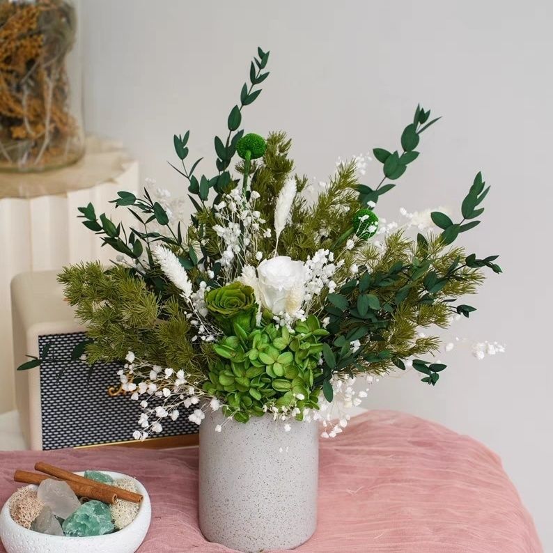 Getrocknete Blumenanordnung in modernem dekorativen Vase