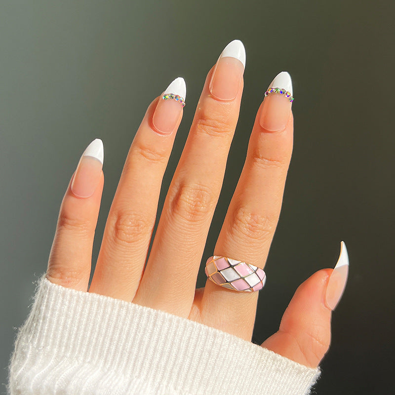 Stilvolle Nagelkunst mit Glitzer-Akzenten Brehn