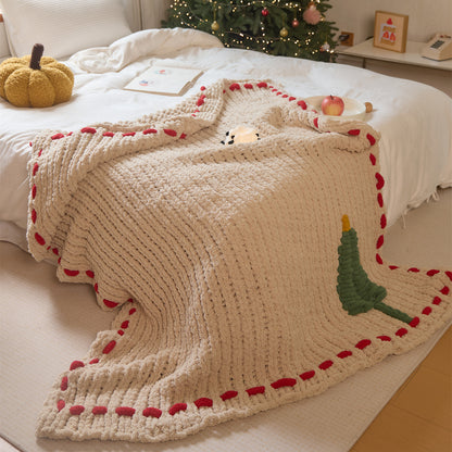 Kuschelige Tagesdecke mit Relief-Teddystruktur, Tannenmotiv und kontrastierter Ziernaht