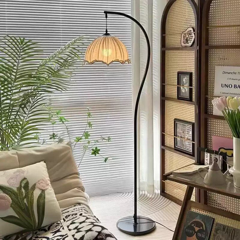 Stylische Bogen-Stehlampe mit integriertem Beistelltisch