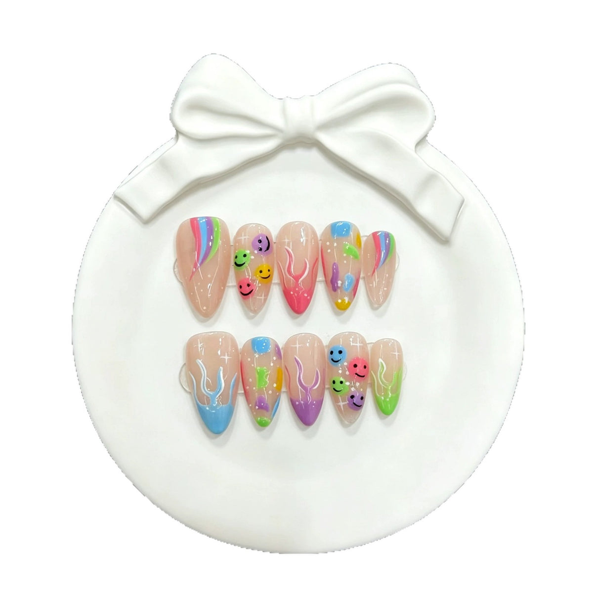Künstlerische Smileys und von Rainbow inspirierte Press-On Nägel