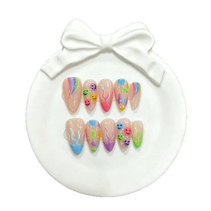 Künstlerische Smileys und von Rainbow inspirierte Press-On Nägel
