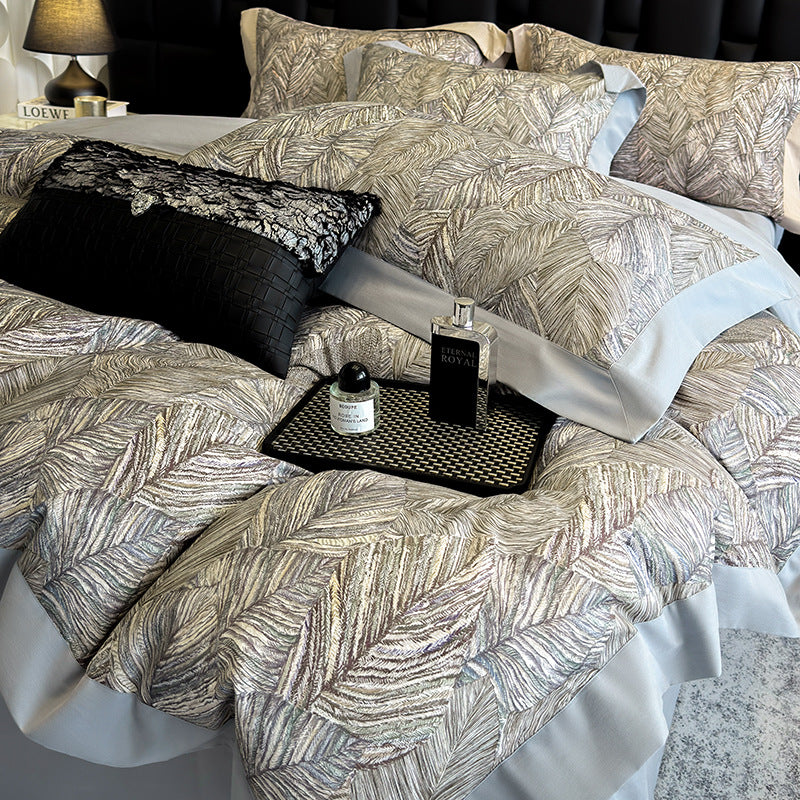 Elegante Bettwäsche-Garnitur aus Baumwollsatin mit dezentem Blattmuster und Kontrastpaspel