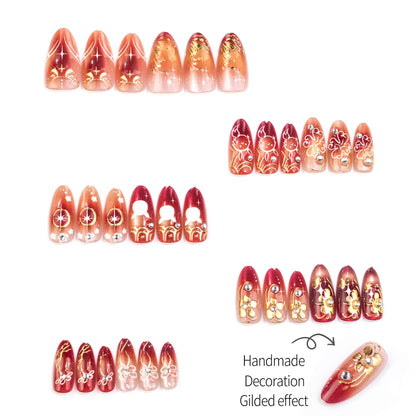 Dekoratives Nail Art Set mit goldenen Akzenten