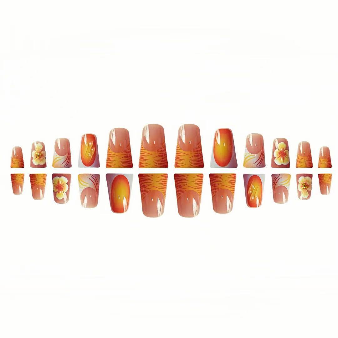Künstlerisches Florales Press-On Nageldesign Brehn