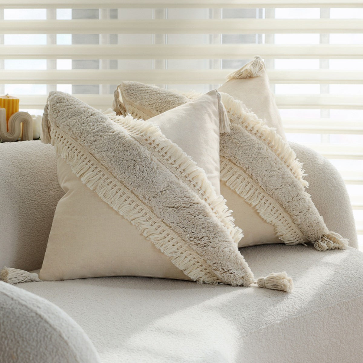 Quadratischer Boho-Kissenbezug mit diagonalem Teddy-Relief, Fransen und Eckquasten Brehn