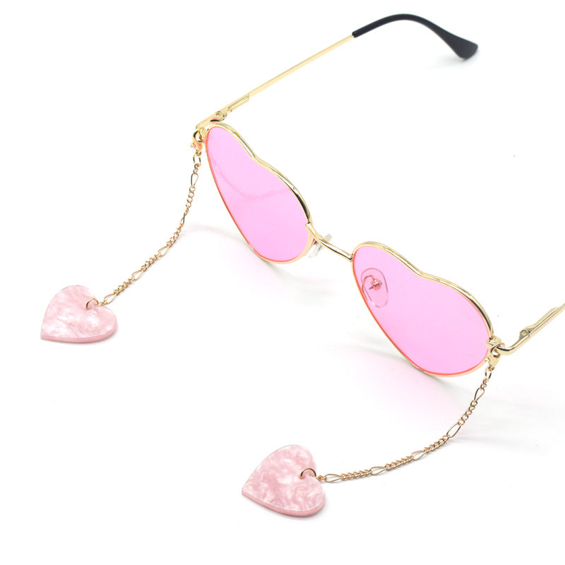 Herzförmige Ohrhängern mit goldener Kette Brehn