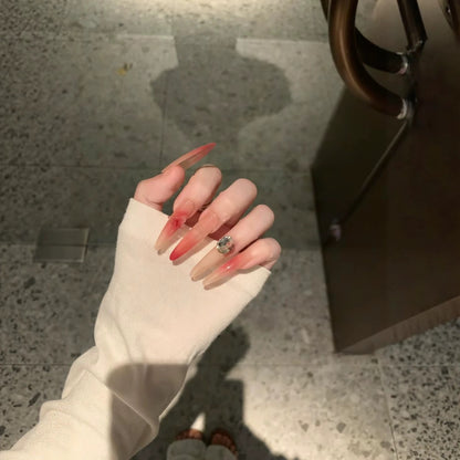 Kreative Stiletto-Nagelverlängerungen