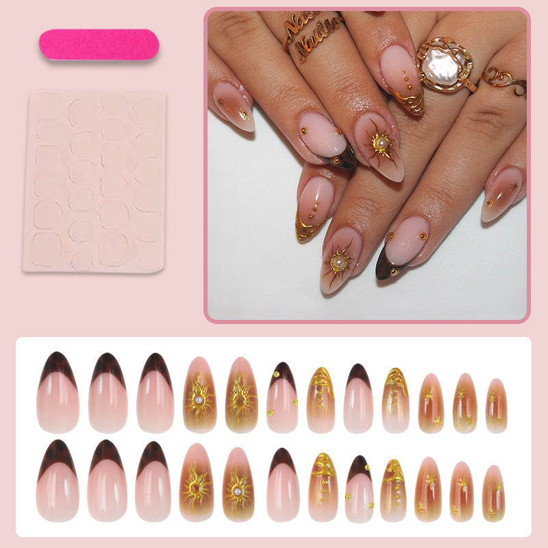 Kunstnagelset mit eleganten Goldperlen und filigranen Designs Brehn