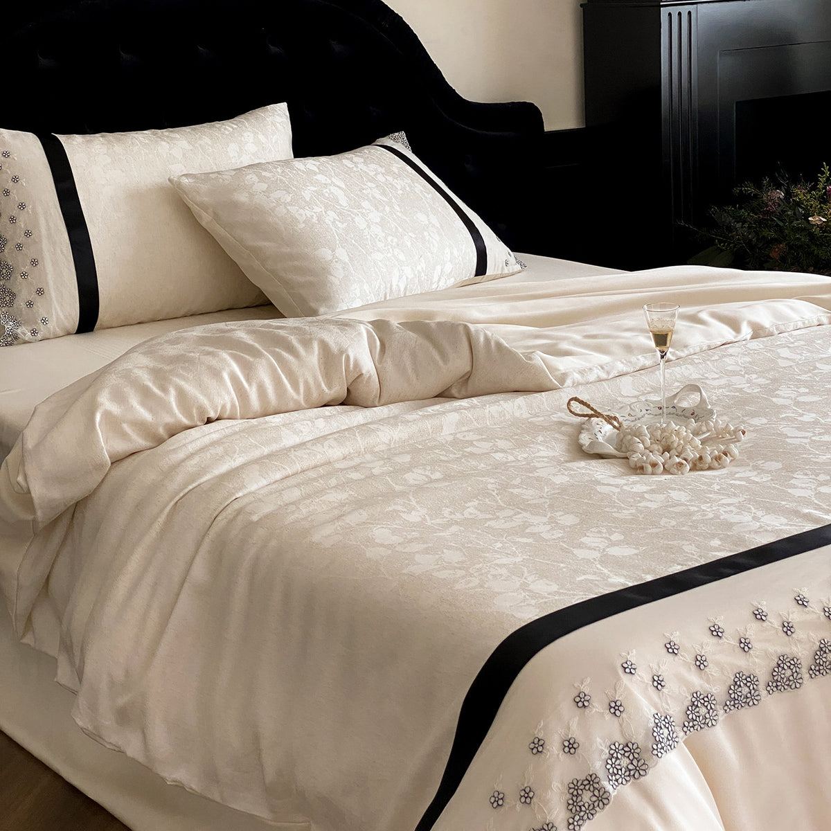 Luxuriös gesticktes Satin Bettwäsche-Set mit Bettbezug und Kissenbezug