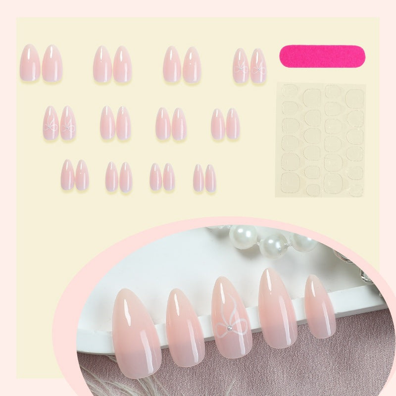 Kunstnagelset mit eleganten Designs und zarten Akzenten Brehn