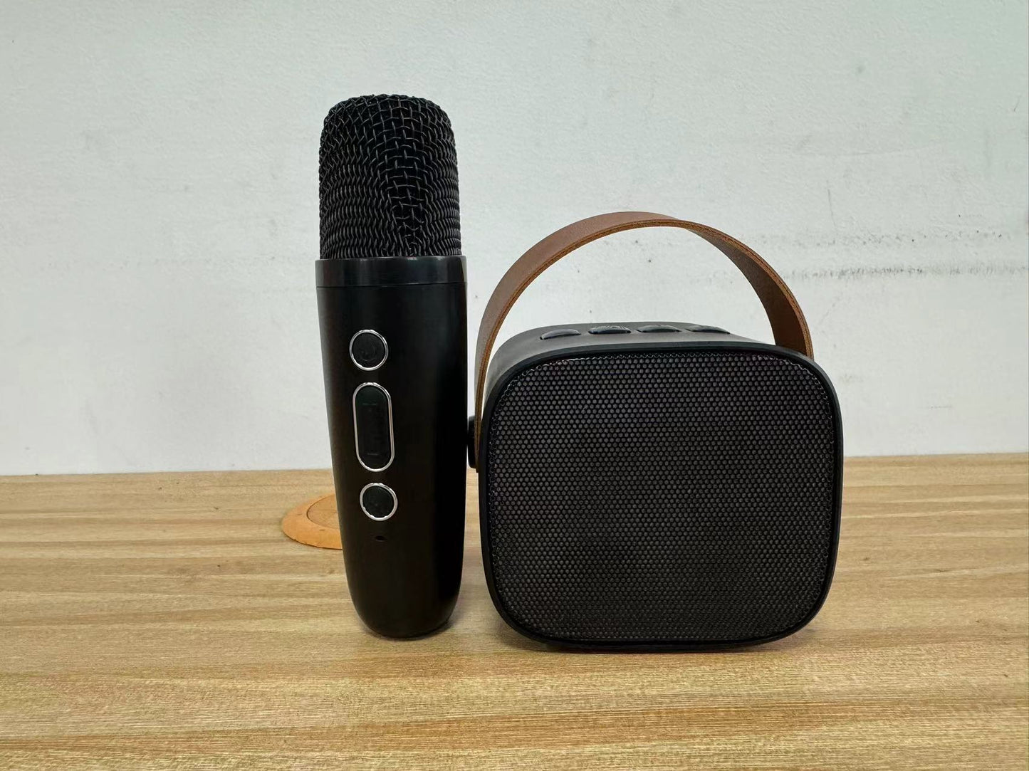 Tragbarer Bluetooth-Lautsprecher mit kabellosem Mikrofon Brehn