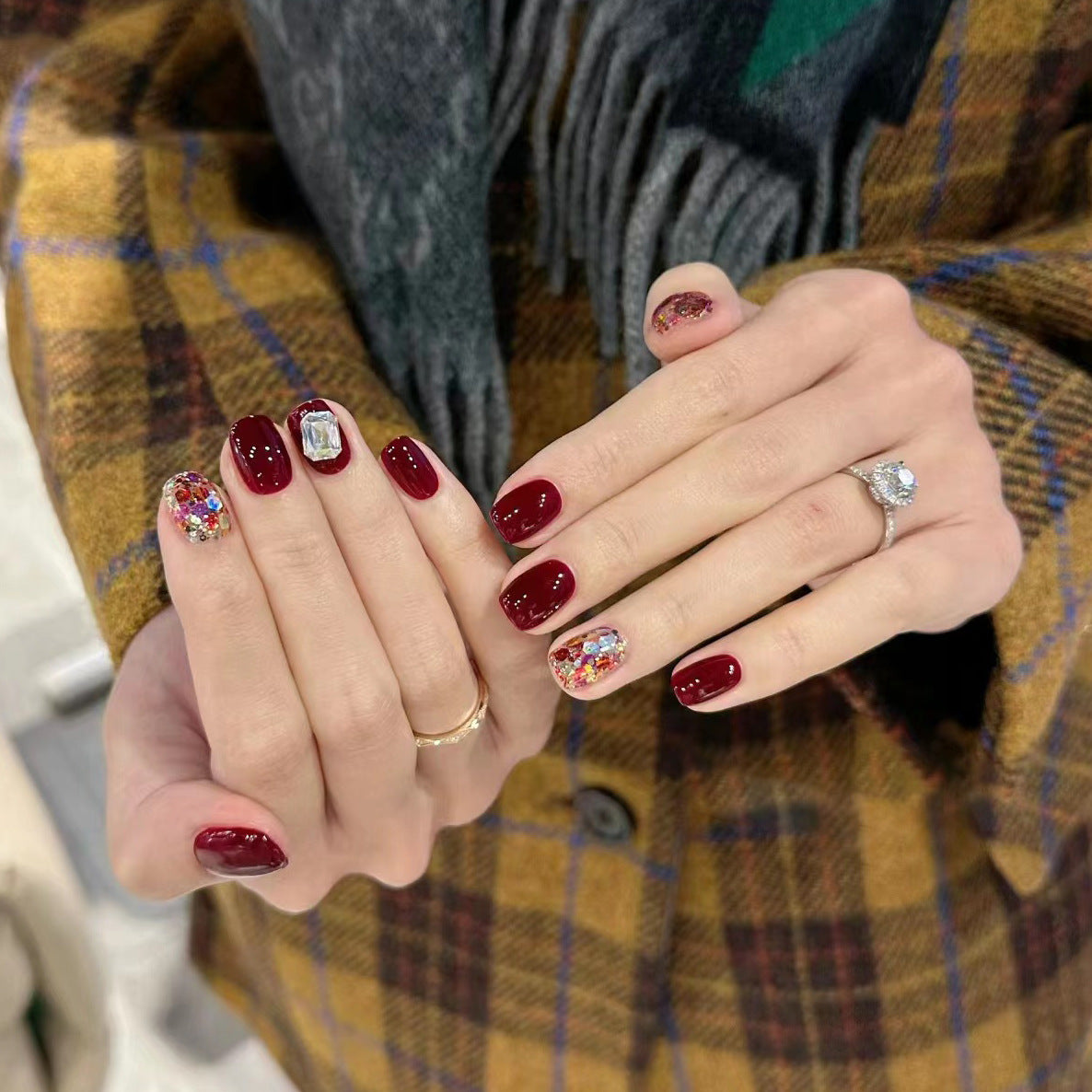 Elegantes Press-On Nail Art Set mit Edelstein-Akzenten Brehn