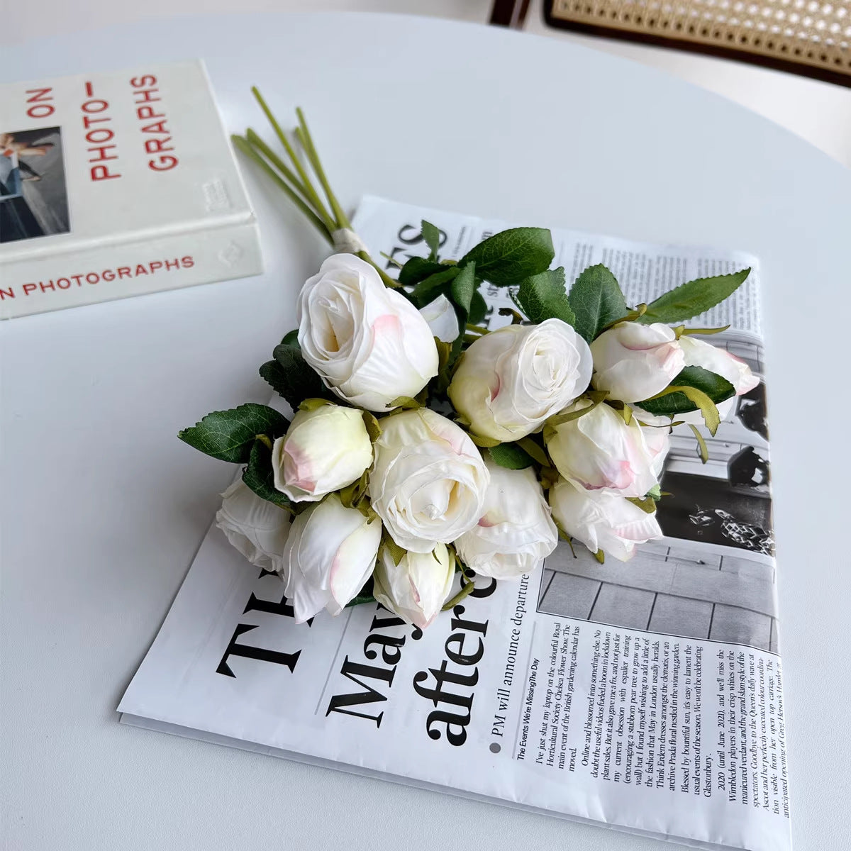 Lebensechter künstlicher Rosenstrauß