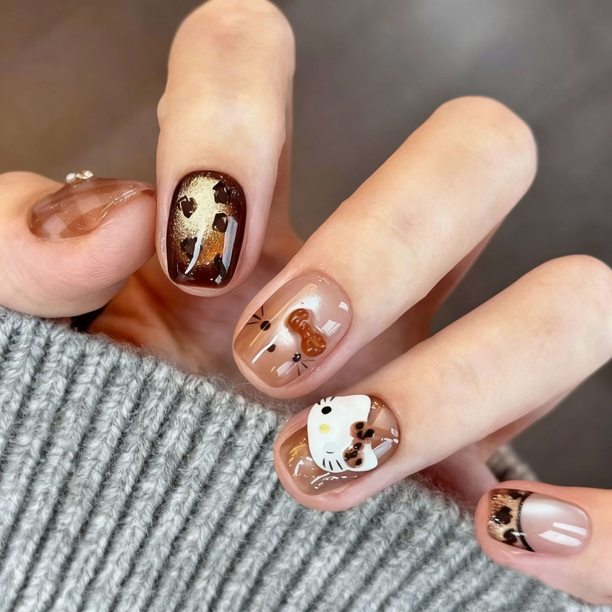 Glamouröse Kunstnägel mit kreativen Verzierungen Brehn