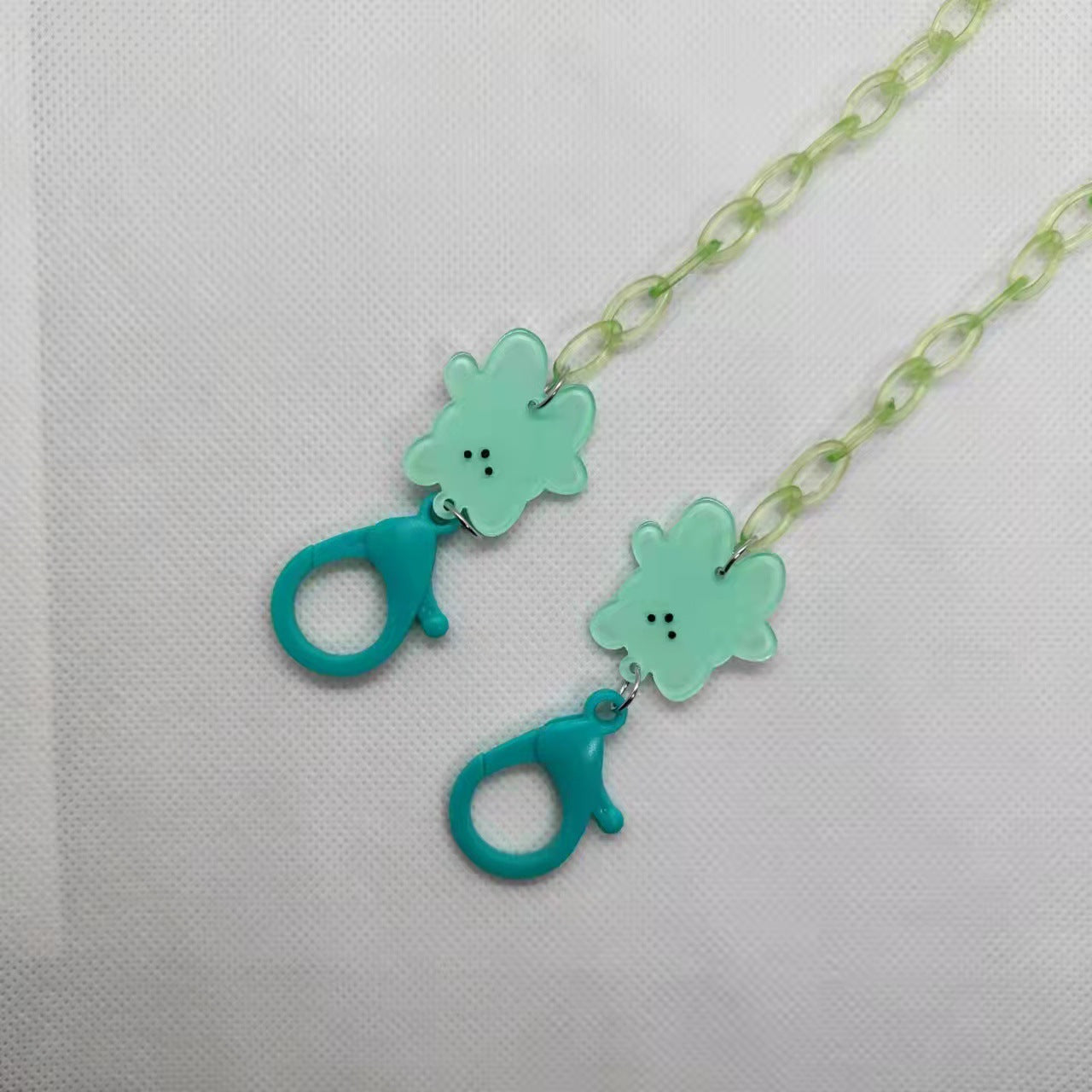 Verspielte Brillenhalterkette mit Blumenmotiv Brehn