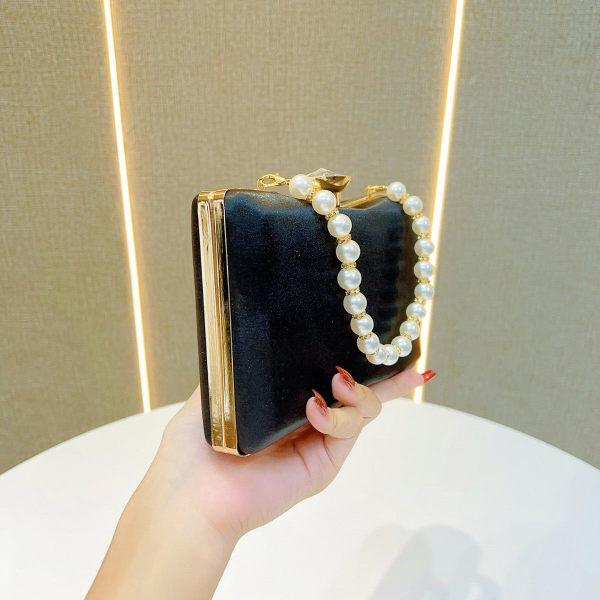 Perlenverzierte Abend-Clutch