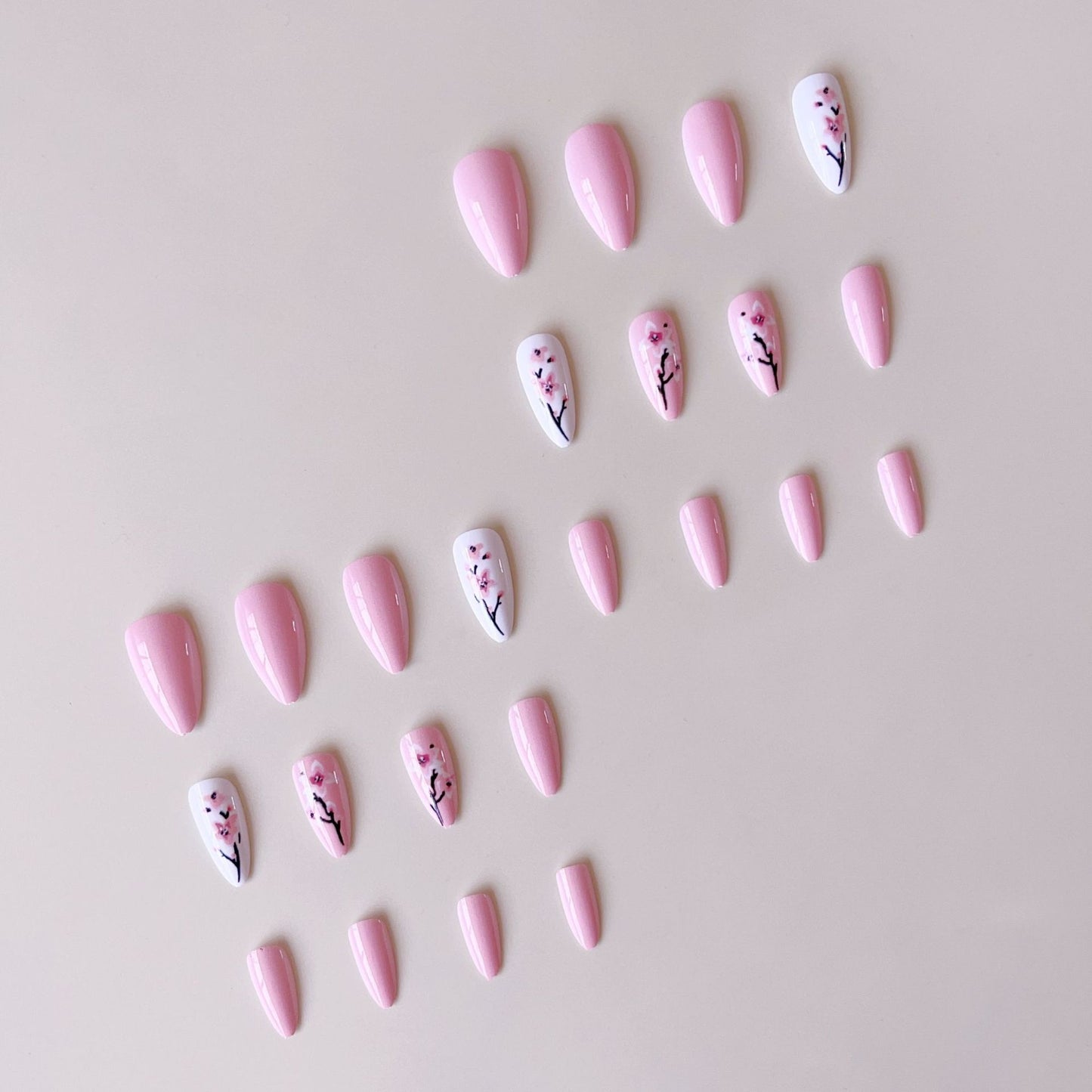 Kunstnagelset mit floralen 3D-Verzierungen Brehn