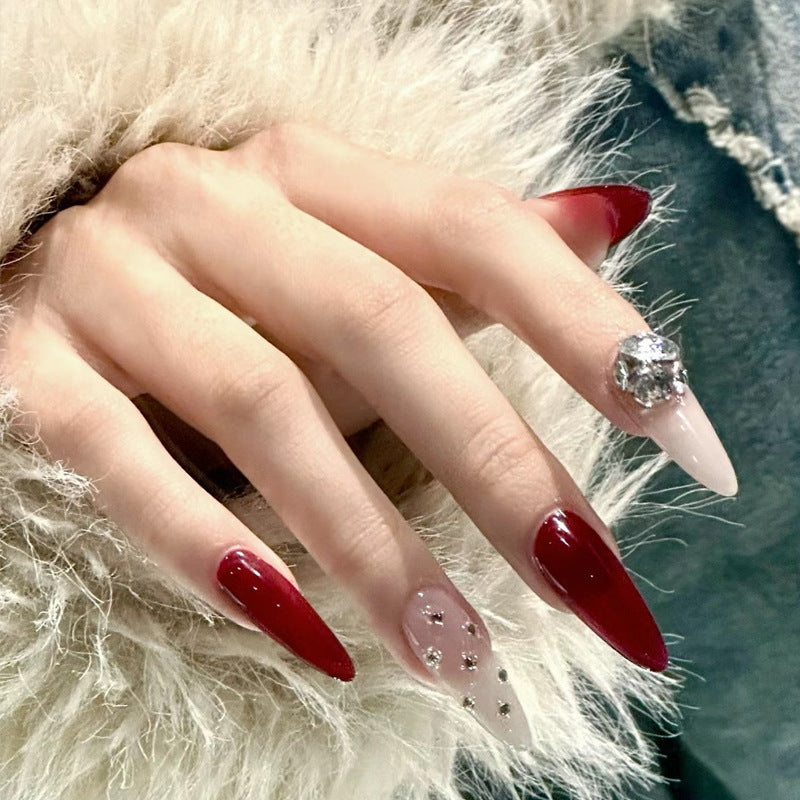 Kreatives Kunstnagelset mit Glitzer- und eleganten Muster Akzenten Brehn