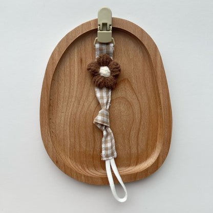 Schnuller- und Beißringclip mit Holz-Sicherheitsclip und gehäkelter Blume