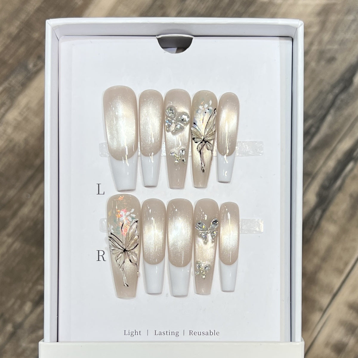 Elegantes Press-On-Nägel-Set mit Schmetterlings- und Juwelenakzenten Brehn