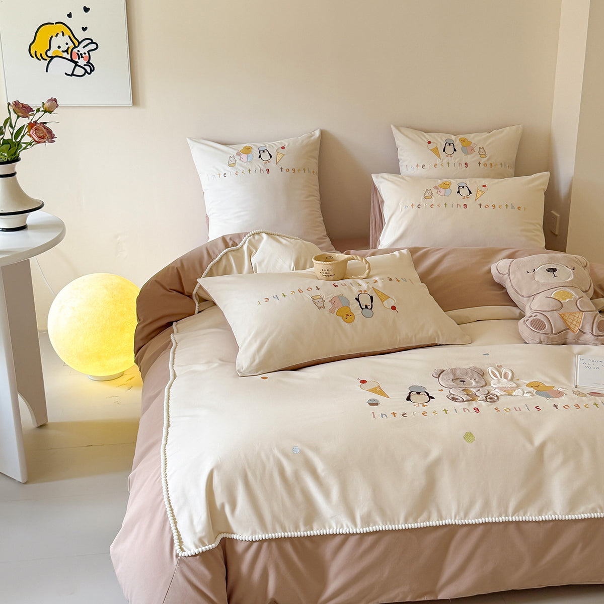 Besticktes Baumwollsatin Bettbezug-Set mit Pom-Pom-Bordüre und passenden Kissenbezügen