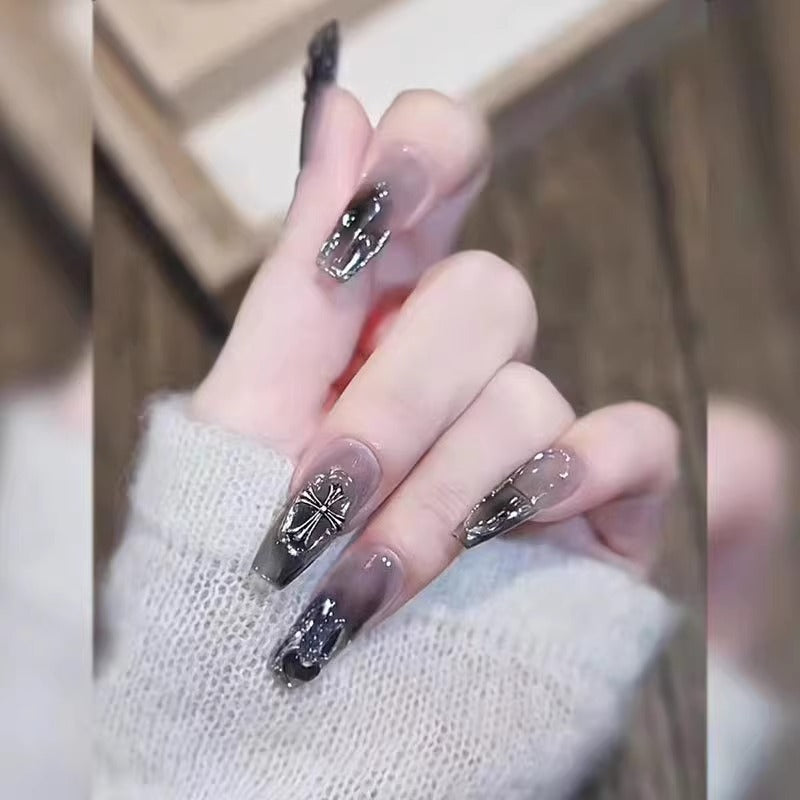 Glamouröse Kunstfingernägel mit Herz-Design und Glitzernden Akzenten Brehn
