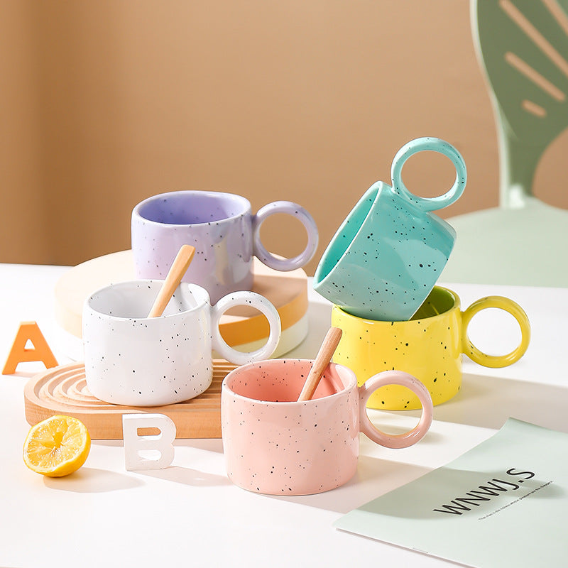 Keramik-Tasse mit herzförmigem Henkel und Sprenkel-Design