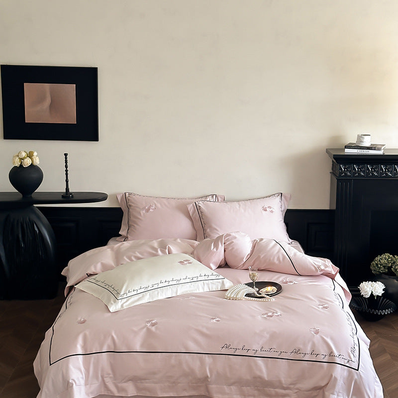 Umkehrbares Seidenglanz-Duvet-Cover-Set mit Blütenblatt-Print und Kissenbezügen mit Schriftkante