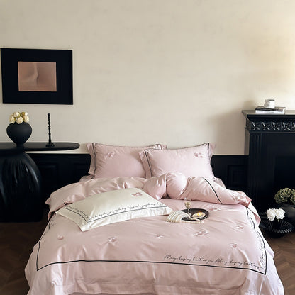 Umkehrbares Seidenglanz-Duvet-Cover-Set mit Blütenblatt-Print und Kissenbezügen mit Schriftkante