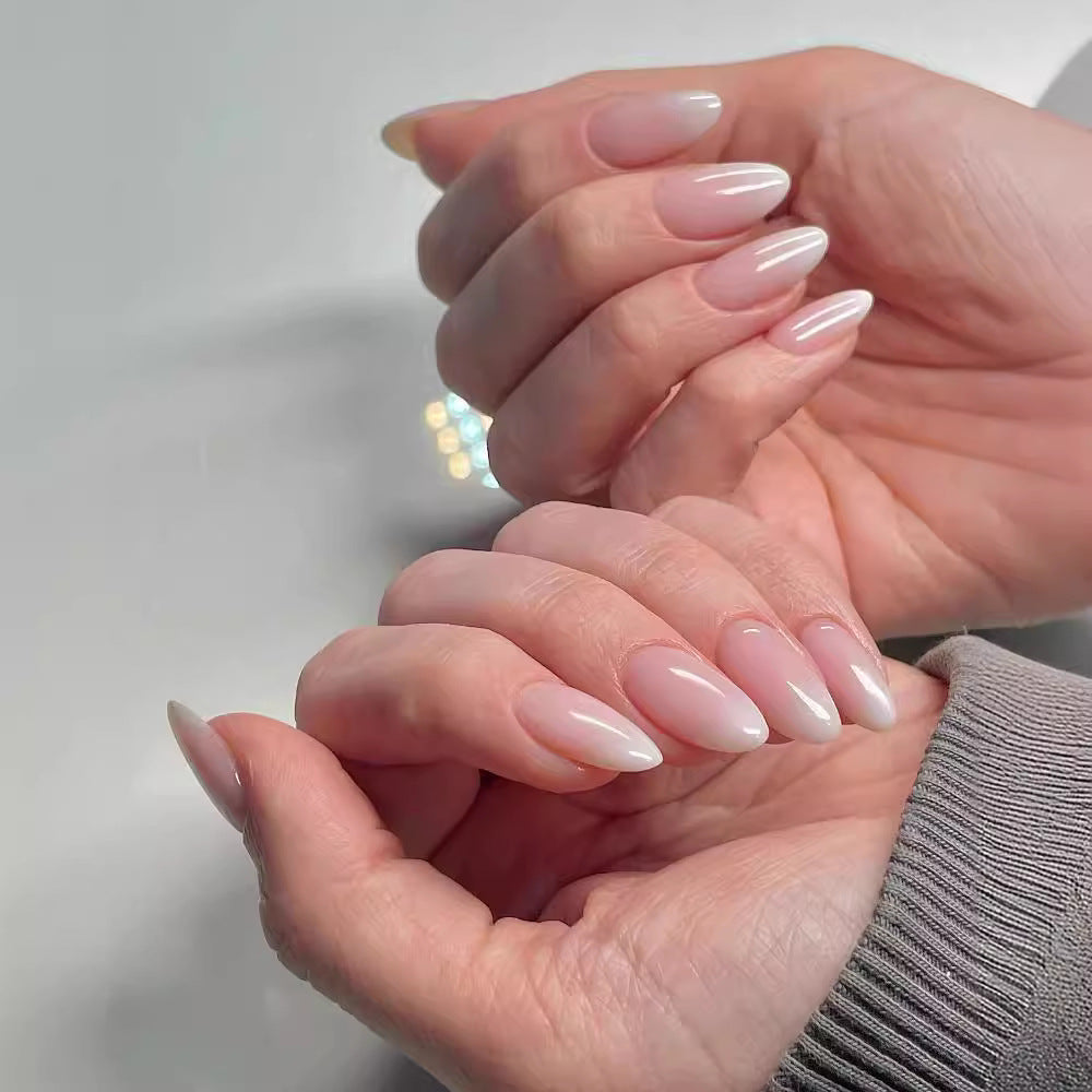 Elegante mandelförmige Nagelverlängerungen