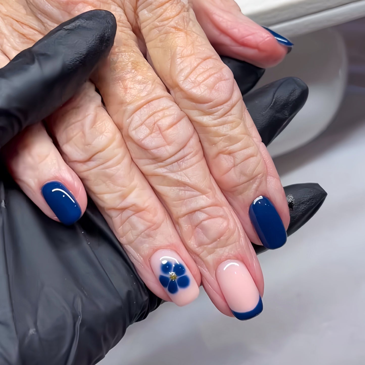 Floral Accent Press-On Nail Art Brehn