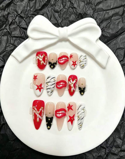 Künstlerisches Press-On Nagelset mit einzigartigen Designs