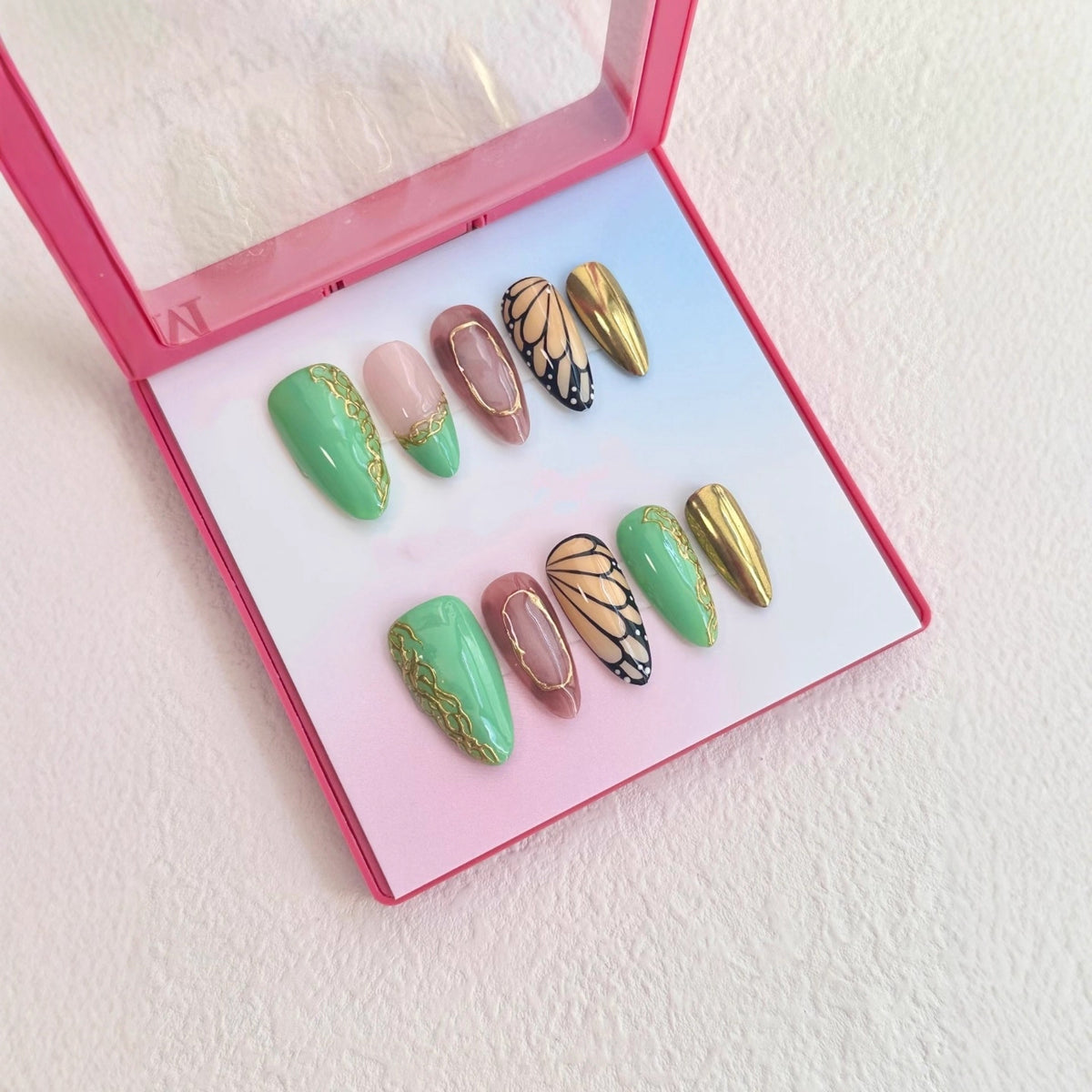Künstlerisches Press-On-Nagelset mit elegantem Schmetterling und floralen Akzenten