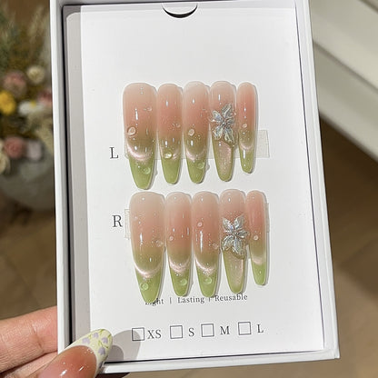 Glitzernde Stiletto-Nagelkunstverlängerungen