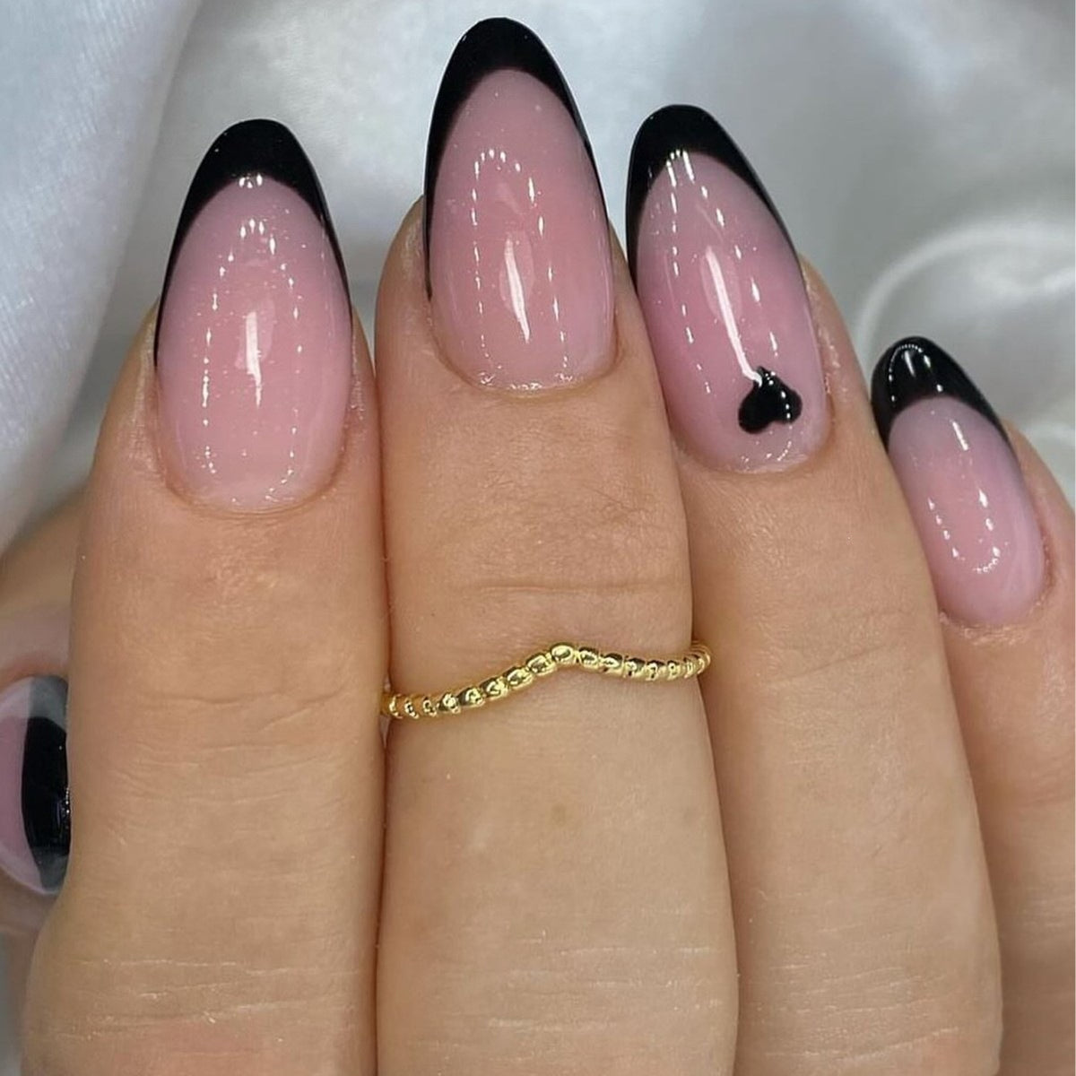 Elegante Stiletto Press-On Nagelspitzen mit Herz-Akzenten