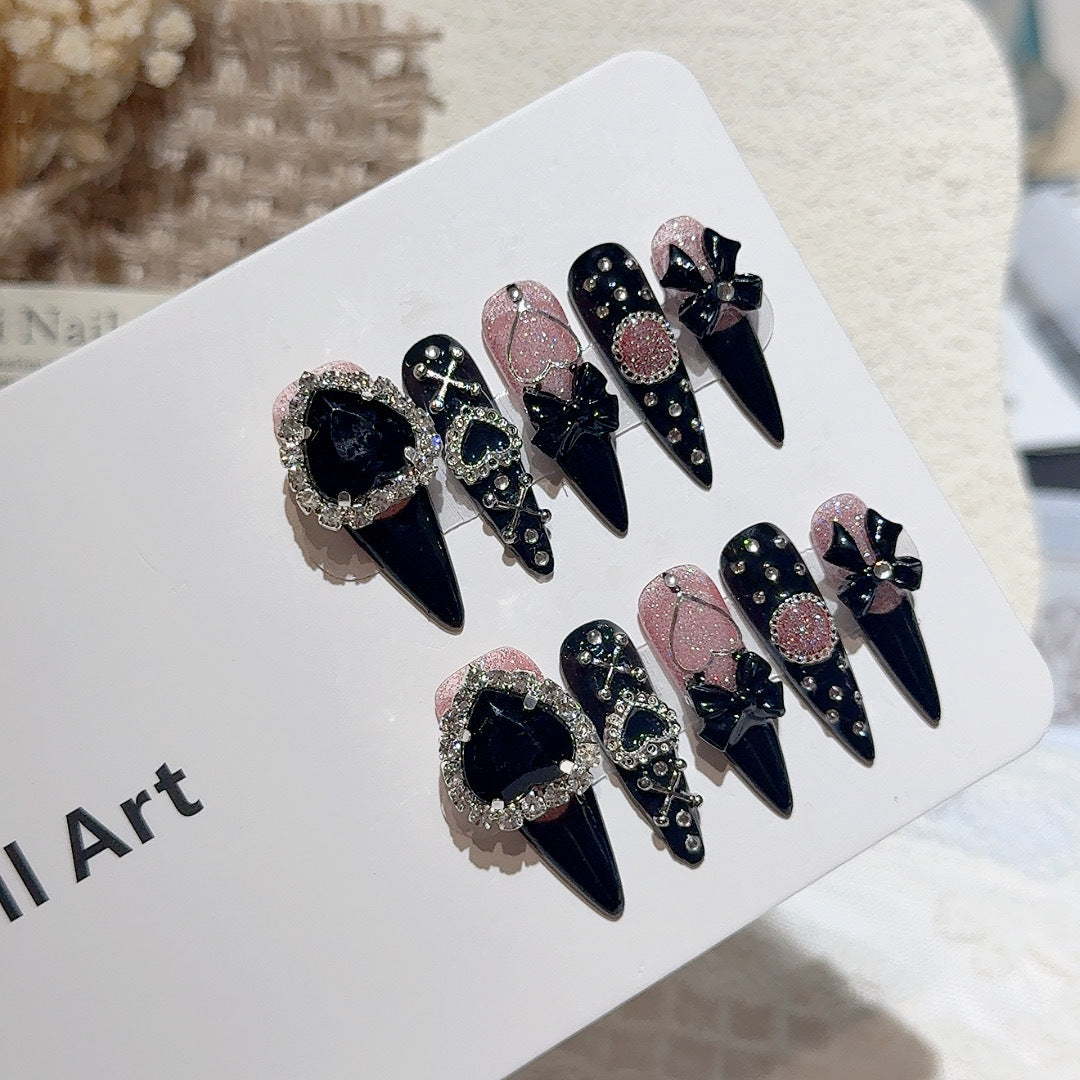 Gothic-inspirierte dekorative Press-On-Nagelkunst