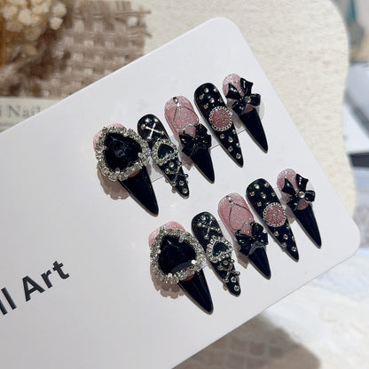 Gothic-inspirierte dekorative Press-On-Nagelkunst