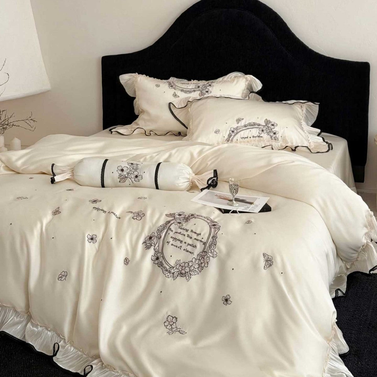 Luxuriöse Satin-Bettgarnitur mit floraler Stickbordüre und Volant